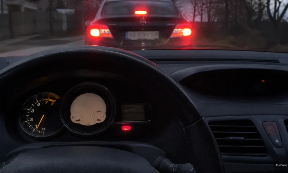 Fluence Stop Lambası Neden Yanar? Uyarı Işığını Doğru Yorumlama Rehberi