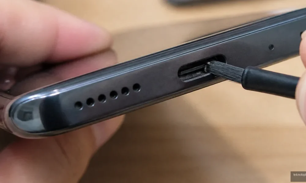 Telefon Şarj Yeri Nasıl Temizlenir? Güvenli ve Etkili Rehber